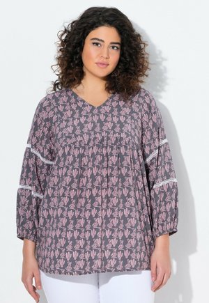 Graue Bluse aus Stoff mit einem rosa Kaktusmuster, V-Ausschnitt, Dreiviertelärmeln und weißen Spitzenakzenten an den Ärmeln. Lockere Passform.