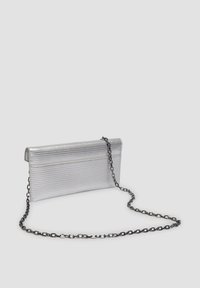 Srebrna prostokątna torebka kopertowa z żebrowanym wzorem, wyposażona w czarny pasek łańcuchowy do noszenia na przekór. Teksturowana powierzchnia o eleganckim wykończeniu.