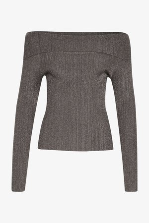 Off-shoulder tettsalong topp i metallisk mørkegrå. Har lange ermer, ribbestruktur og en subtil glans gjennom hele.