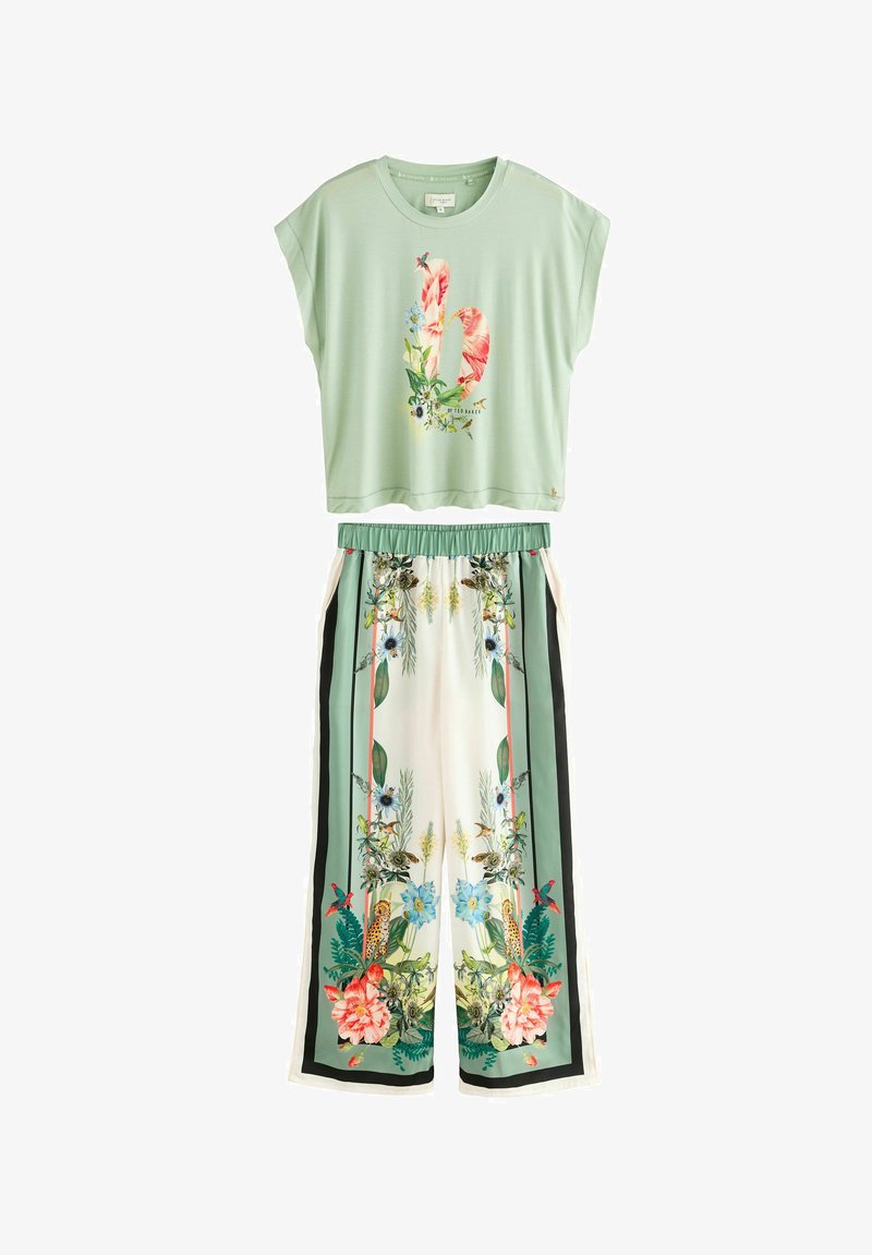 Tricou mint verde scurt, cu imprimeu floral, asortat cu pantaloni largi cu un model floral și în dungi în verde și alb.