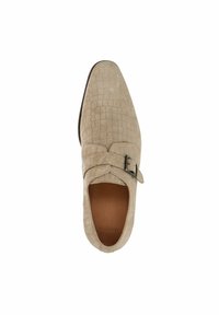 Beige leren schoen met een vierkante neus, textuur die lijkt op kleine vierkantjes, en een enkele metalen gesp aan de zijkant.