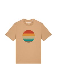 Tan katoenen T-shirt met een ronde graphic met horizontale strepen in rood, oranje, geel, turquoise en bruin. Klassiek crew neck ontwerp.