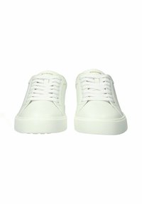 Een paar witte lage sneakers met witte veters en het "BLACKSTONE"-logo op de tong, weergegeven van voren op een witte achtergrond.
