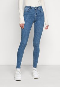 ONLY Tall ONLPOWER MID PUSH UP - Calças de ganga de corte skinny - medium blue denim