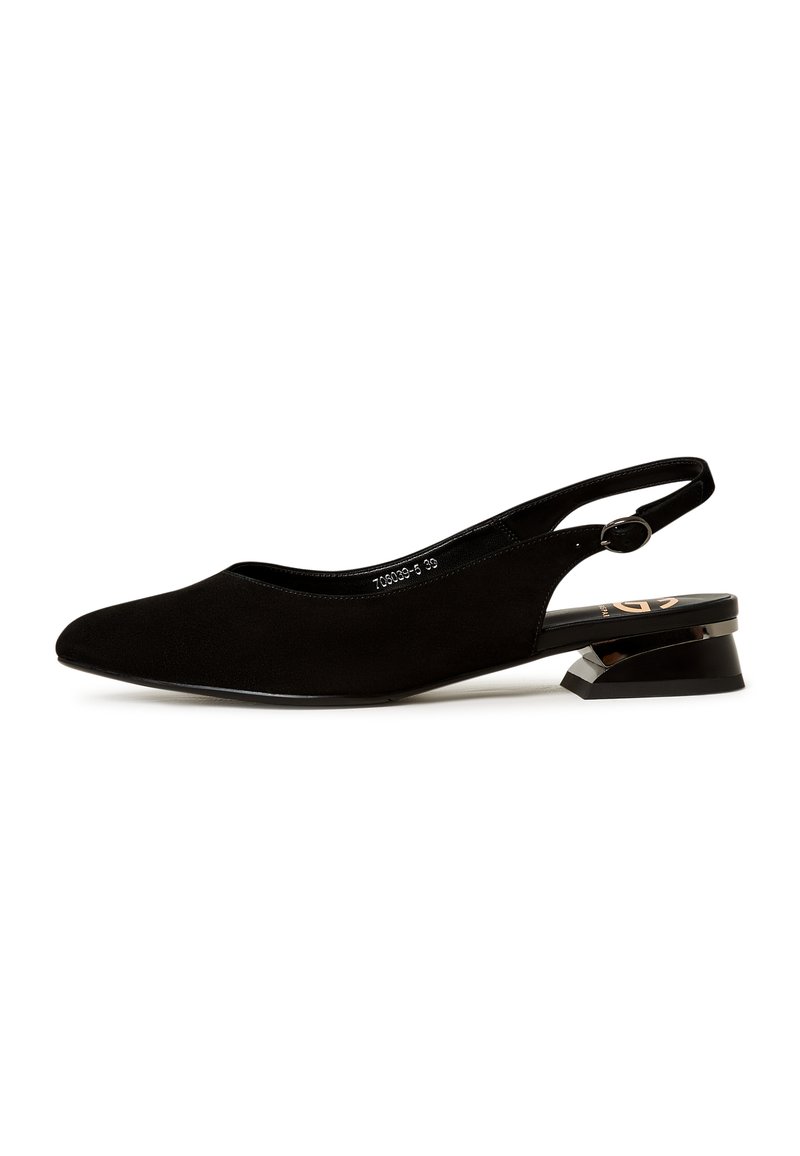 Pantofii slingback negri cu vârful ascuțit, din suede moale, având un toc jos unghiular și o curea ajustabilă cu un accent metalic.