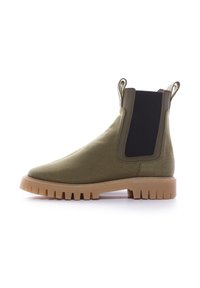 Botín de tobillo verde oliva con paneles elásticos laterales, punta redonda y suela de goma texturizada. Cuenta con tiradores para facilitar su puesta y una suela con tracción resistente.