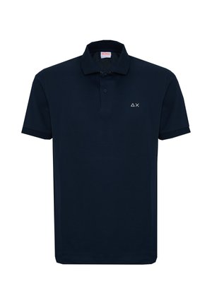 Marineblaue Polohemd mit kurzen Ärmeln, Kragen, Zwei-Knopf-Verschluss und kleinem weißem Dreieck- und X-Logo auf der linken Brust.