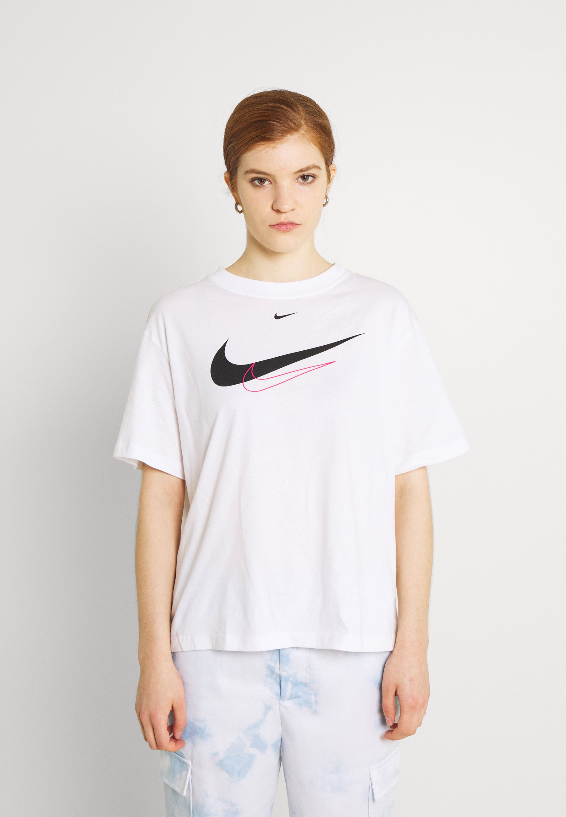 white tshirt nike