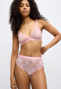 Σετ από δαντελένιο σουτιέν bralette και ψηλόμεσο εσώρουχο σε απαλό ροζ χρώμα με λουλουδάτο σχέδιο και ελαστική μέση με λεπτομέρειες λογότυπου.