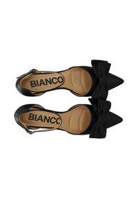 Melni slingback stila augsti papēži ar smailu purngalu un lielu satīna loku. Aprīkoti ar mīkstinātu zolīti un iekšējās etiķetes zīmolu.