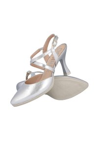 Zapatos de tacón alto metálicos plateados con punta afilada y diseño de tiras entrelazadas. Cuenta con un cierre de hebilla y suela de goma texturizada.