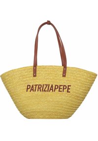 Geel riet-tas met bruine leren handvatten en "PATRIZIA PEPE" geborduurd in donkergroen. Brede, open ontwerp met een gestructureerd oppervlak.