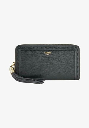 Portefeuille en cuir noir avec une surface texturée, logo Lancel en or, fermeture à glissière et accent de pompon attaché. Détail de couture le long des bords.