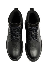 Czarne skórzane botki za kostkę z teksturowaną powierzchnią, okrągłym noskiem i metalowymi oczkami na sznurówki; wyściółka przy kołnierzu i gruba gumowa podeszwa.