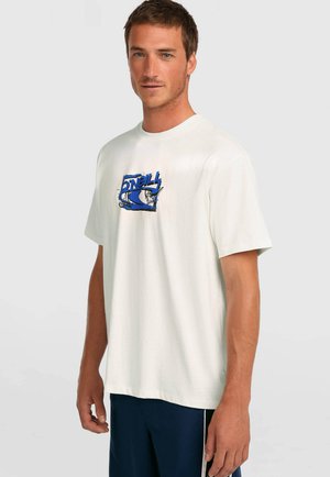 Biała koszulka z krótkim rękawem z niebieskim nadrukiem umieszczonym na środku przodu. Wykonana z miękkiego materiału, o luźnym kroju.