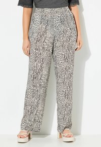Brede, lichte broek in een grijs en crèmekleurig dierenprintdesign. Heeft een elastische tailleband voor comfort en een vloeiende, gestructureerde stof.
