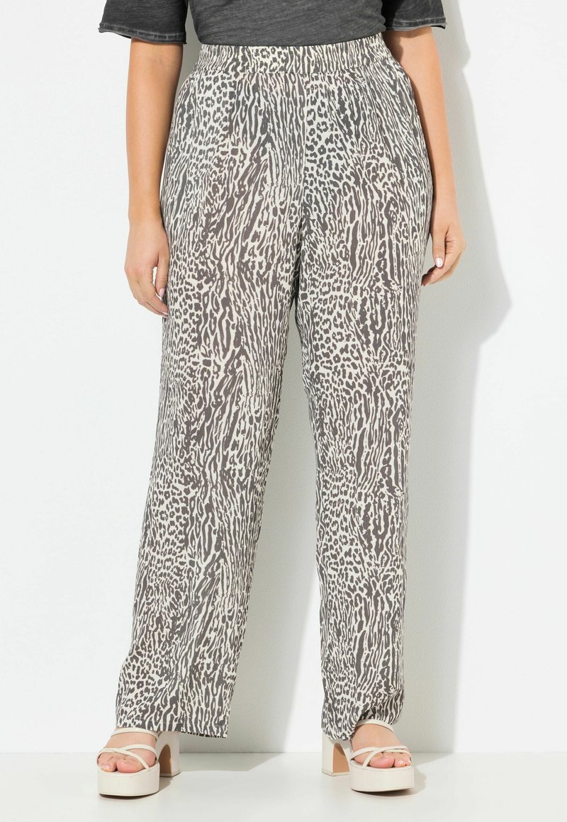 Brede, lichte broek in een grijs en crèmekleurig dierenprintdesign. Heeft een elastische tailleband voor comfort en een vloeiende, gestructureerde stof.