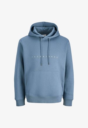 Niebieska bluza z kapturem wykonana z gładkiej tkaniny, z przednią kieszenią typu kangurka, sznurkami oraz białym logo „JACK & JONES” na piersi.