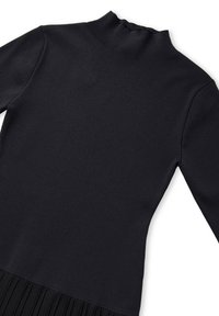 Haut noir à manches longues avec un col montant, présentant une partie supérieure lisse et une texture plissée au niveau de l'ourlet. Fabriqué en tissu extensible.