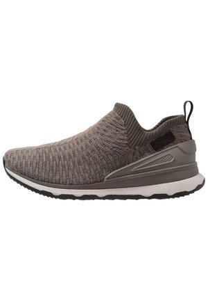 Sneakersy typu slip-on z teksturowaną szarą dzianinową cholewką, białą środkową częścią podeszwy, czarną podeszwą zewnętrzną i pętelką na pięcie, zaprojektowane do noszenia na co dzień.
