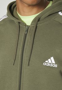 adidas Sportswear ESSENTIALS 3 STRIPES FULL ZIP - Camisola com fecho - olive strata