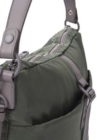 Bolso de hombro de nylon verde con herrajes grises, que cuenta con cremalleras, un cuerpo grueso acolchado y una correa ajustable, diseñado para la practicidad.