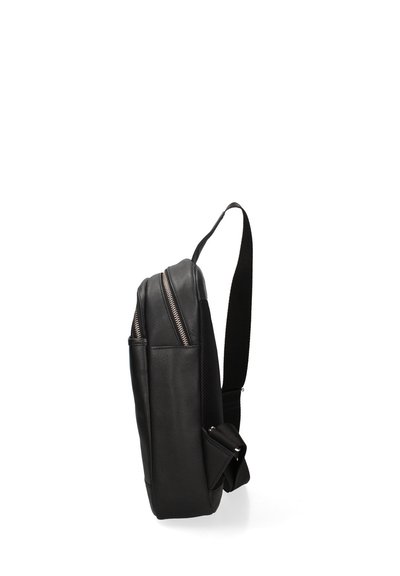 Zaino nero realizzato in pelle e tessuto, dotato di un compartimento con zip, design slim e spallacci regolabili.