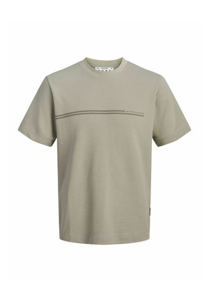 Beige T-shirt med korte ærmer, rund hals og slank horisontal stribe over brystet, med lille tekst "JACK&JONES" på højre side.