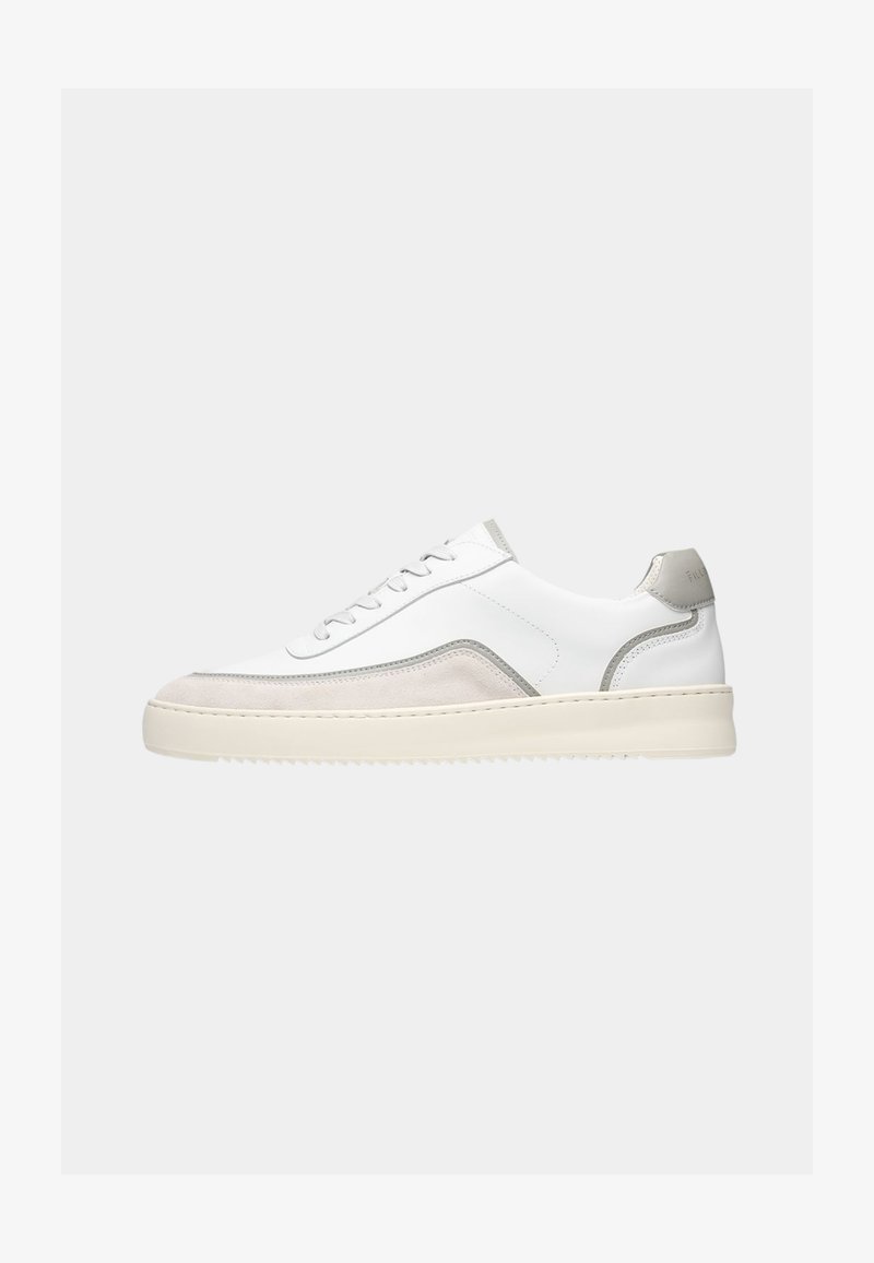 Hvit lavsko sneaker med beige semskede detaljer, grå kant, hvite lisser og en tykk off-white gummisåle, vist fra siden på lys bakgrunn.