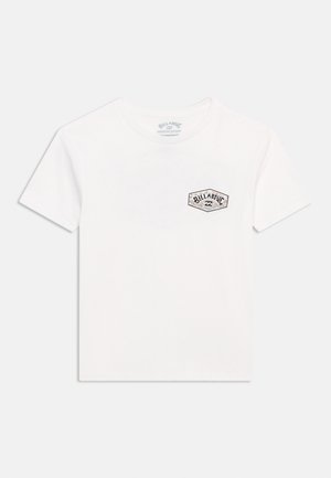 Bílé tričko s krátkým rukávem a kulatým výstřihem, s malou černou nášivkou loga Billabong na levé straně hrudníku.