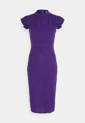 Vijolična obleka z oprijetim krojem, kratkimi nabrano rukavi, visokim ovratnikom in zoženim pasom. Gladek material z dolžino do kolen in stranskim razporkom.