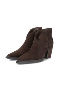 Botas de tobillo de ante marrón oscuro con punteras puntiagudas, tacones de bloque y cremalleras laterales, mostradas en un par sobre fondo blanco.