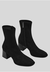 Stivali alla caviglia in suede nero con punta quadrata, finitura testurizzata, chiusura con cerniera laterale e tacco a blocco. Presentano dettagli di cucitura a vista.