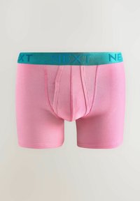 Rózsaszín pamut boxer alsónemű kék elasztikus derékkal, amelyen a "NEXT" márkajelzés látható. Simább textúra, testhezálló kialakítás, és combközép hosszúság.