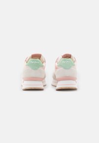 Zapatillas con una combinación de colores rosa, beige y menta, que presentan materiales de ante y malla, una suela acolchada y costuras decorativas en el talón.