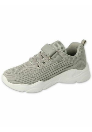 Szare sportowe buty z siateczkową cholewką, teksturowanym wykończeniem, sznurowaniem i paskiem na języku. Biała gumowa podeszwa o zaokrąglonym kształcie.