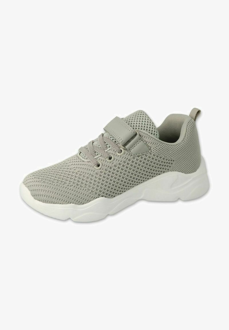 Szare sportowe buty z siateczkową cholewką, teksturowanym wykończeniem, sznurowaniem i paskiem na języku. Biała gumowa podeszwa o zaokrąglonym kształcie.