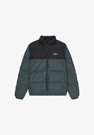 Zweifarbige Steppjacke mit schwarzem Oberteil und dunkelgrünem Unterteil, Frontreißverschluss, elastischen Bündchen und Logo-Patch auf der Brust.