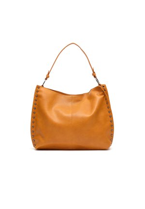 Borsa hobo in pelle tan con forma arrotondata, dettagli in metallo lungo un lato e un'unica tracolla. Texture liscia con cuciture minime.