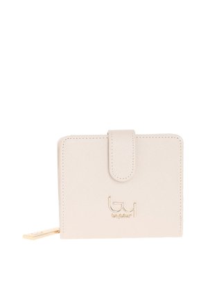 Portafoglio compatto in pelle beige con chiusura a scatto e logo "byblos" dorato sul davanti su sfondo bianco.