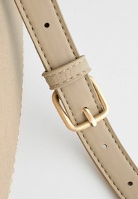 Next SADDLE STANDARD - Keresztpántos táska - bone cream