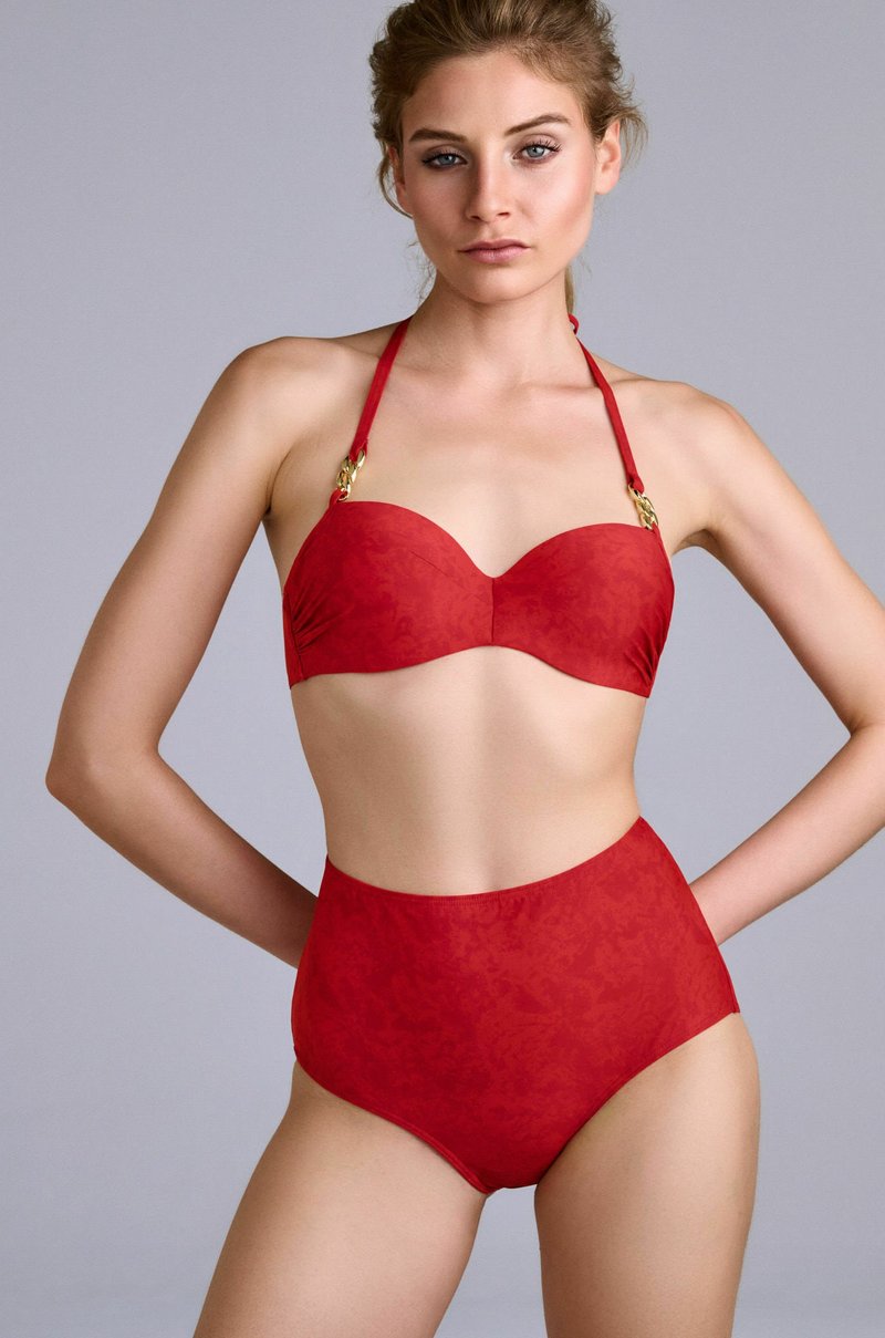 Červené bikiny s konstrukčním bandeau topem a zlatými kovovými akcenty, doplněné vysokým pasem, obojí vyrobené z texturované látky.