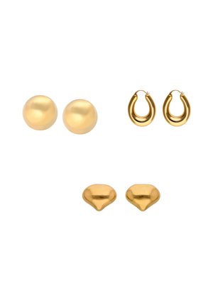 Trzy pary złotych kolczyków: gładkie okrągłe sztyfty, małe grube koła w kształcie kropli oraz nieregularnie ukształtowane kolczyki kopułkowe na białym tle.