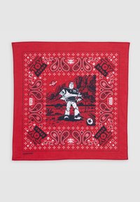 Červená bandana s černou ilustrací vesmírného kovboje obklopeného paisley vzory a značkou "Toy Story" v tučném písmu.