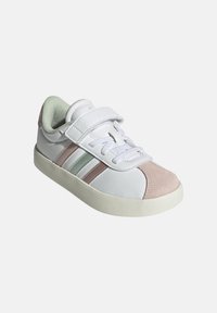 Baskets blanches avec des accents rose et vert menthe. Fabriquées en matériau semblable à du cuir, elles présentent une sangle velcro et un embout texturé.