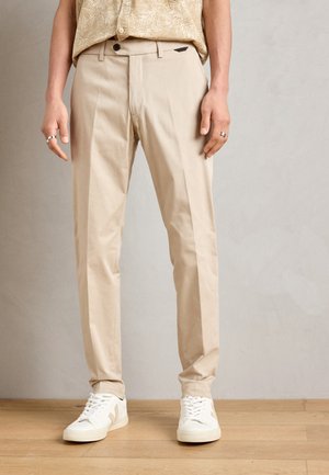 TROUSERS MARK SLIM FIT - Chino - sand