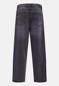 Παντελόνι τζιν με ευρύ κόψιμο σε μαύρο πλυμένο χρώμα, εμφανιζόμενο από πίσω με δύο πίσω τσέπες και θηλιές για τη ζώνη στη μέση.