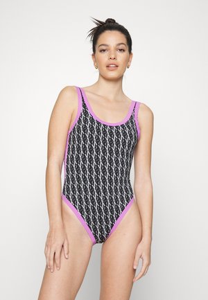 Costume da bagno nero con un motivo bianco e rifiniture rosa. Presenta un collo a barchetta e gambe alte. Realizzato in tessuto liscio ed elastico.