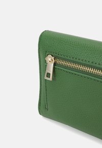 Furla COMPACT WALLET - Geldbörse - ivy