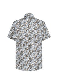 Kurzarm-Hemd mit Kragen in Himmelblau, mit einem braunen und grünen tropischen Blättermuster. Aus Baumwollmaterial mit weicher Textur und lockerer Passform.